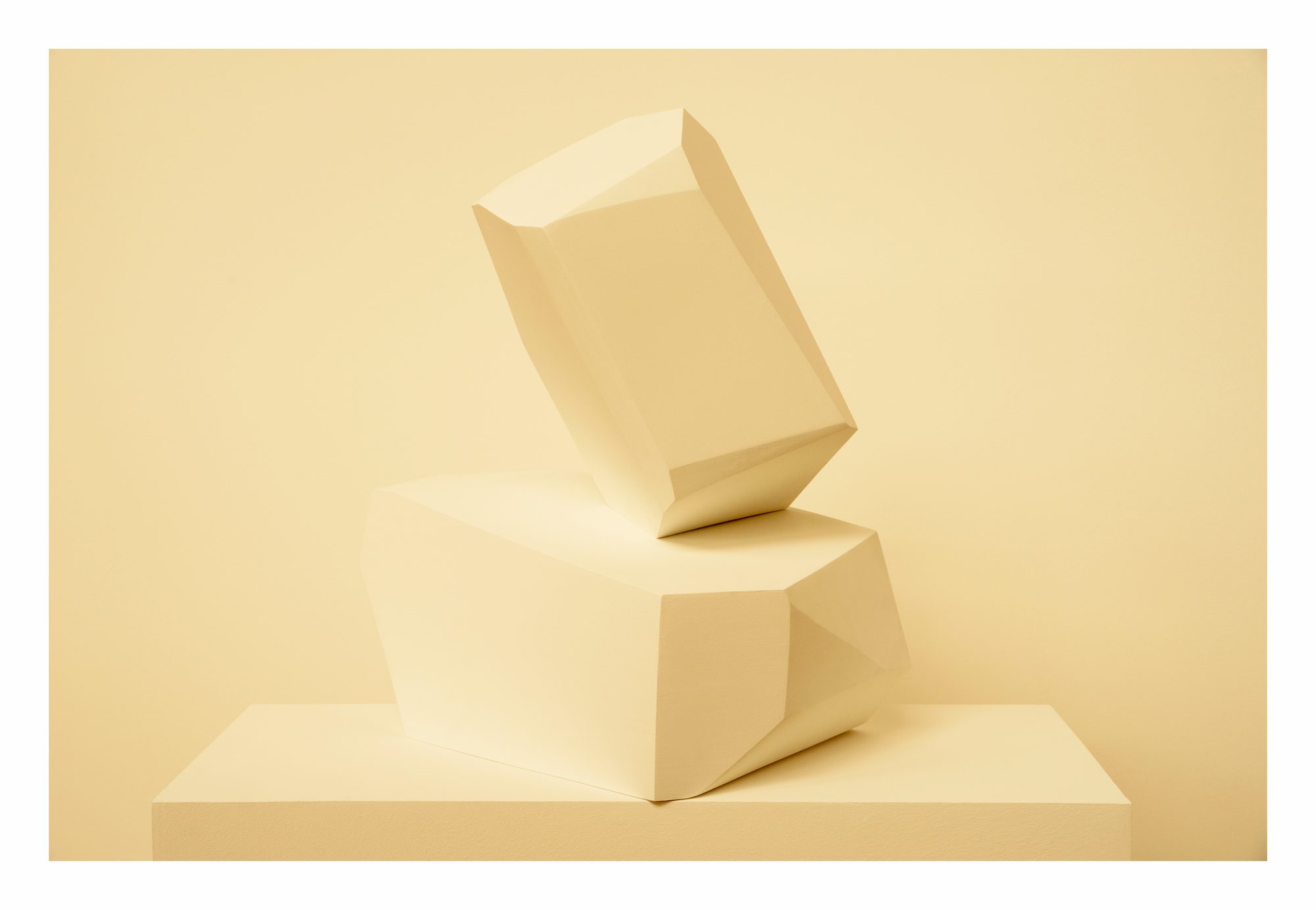 Les mêmes volumes teintés jaune pâle