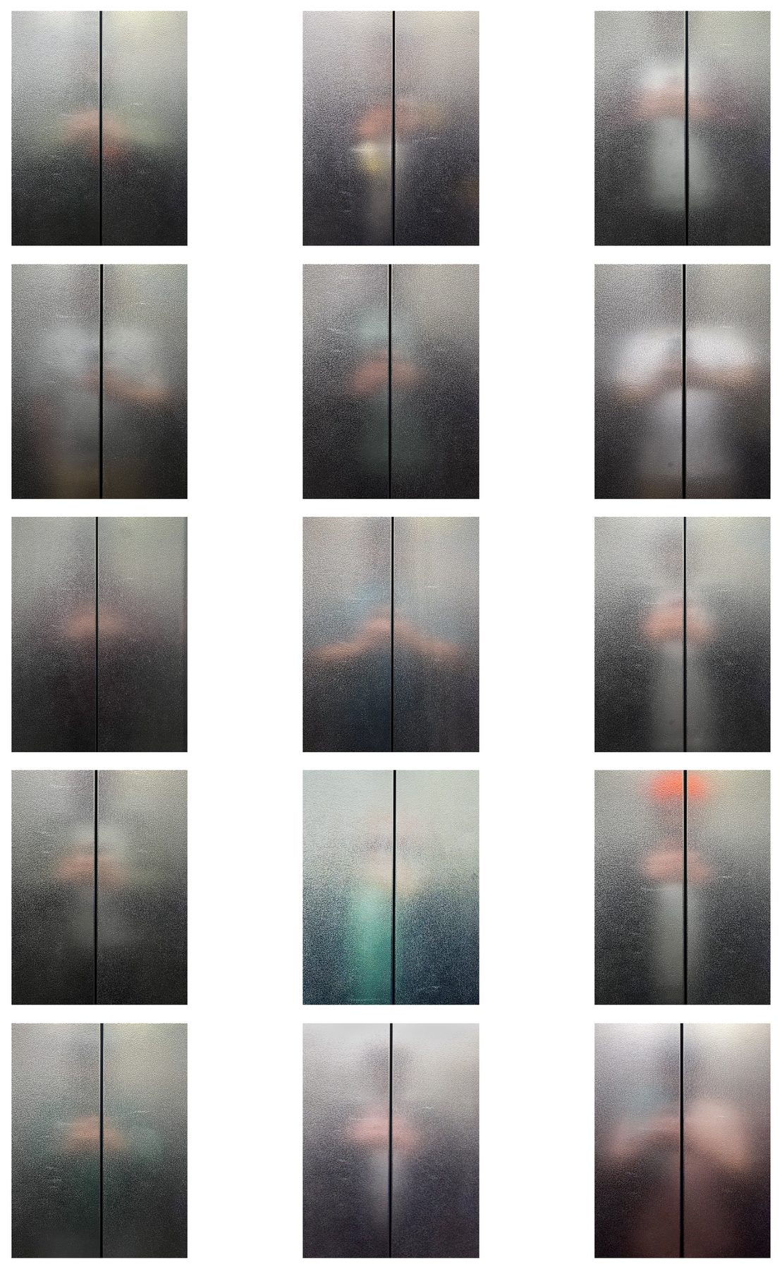Grille de quinze photographies floues dans une porte d’ascenseur