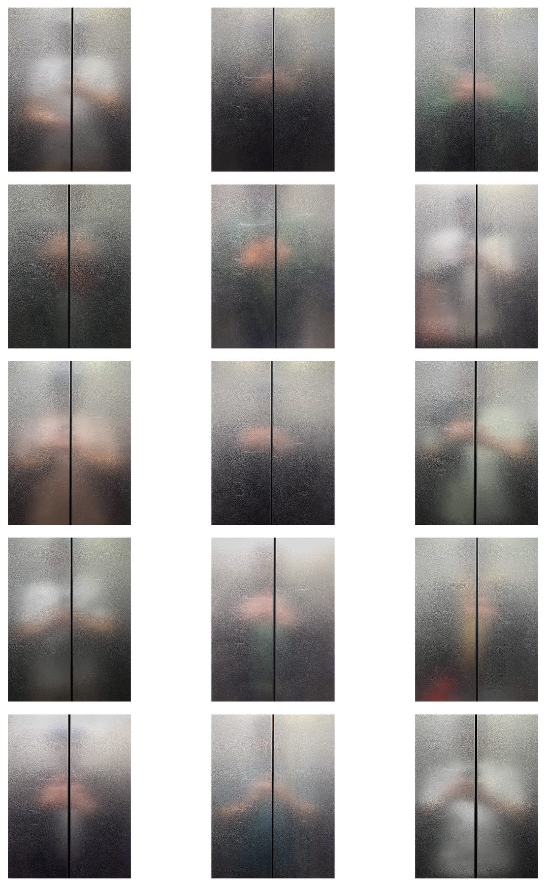 Grille de quinze photographies floues dans une porte d’ascenseur
