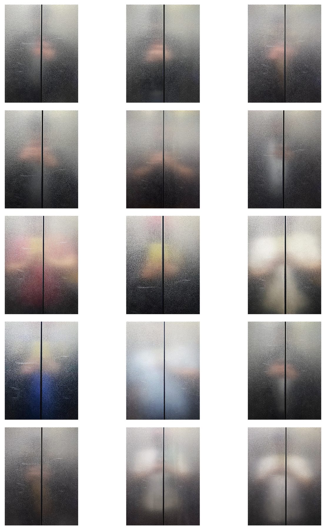 Grille de quinze photographies floues de silhouettes colorées dans une porte d’ascenseur