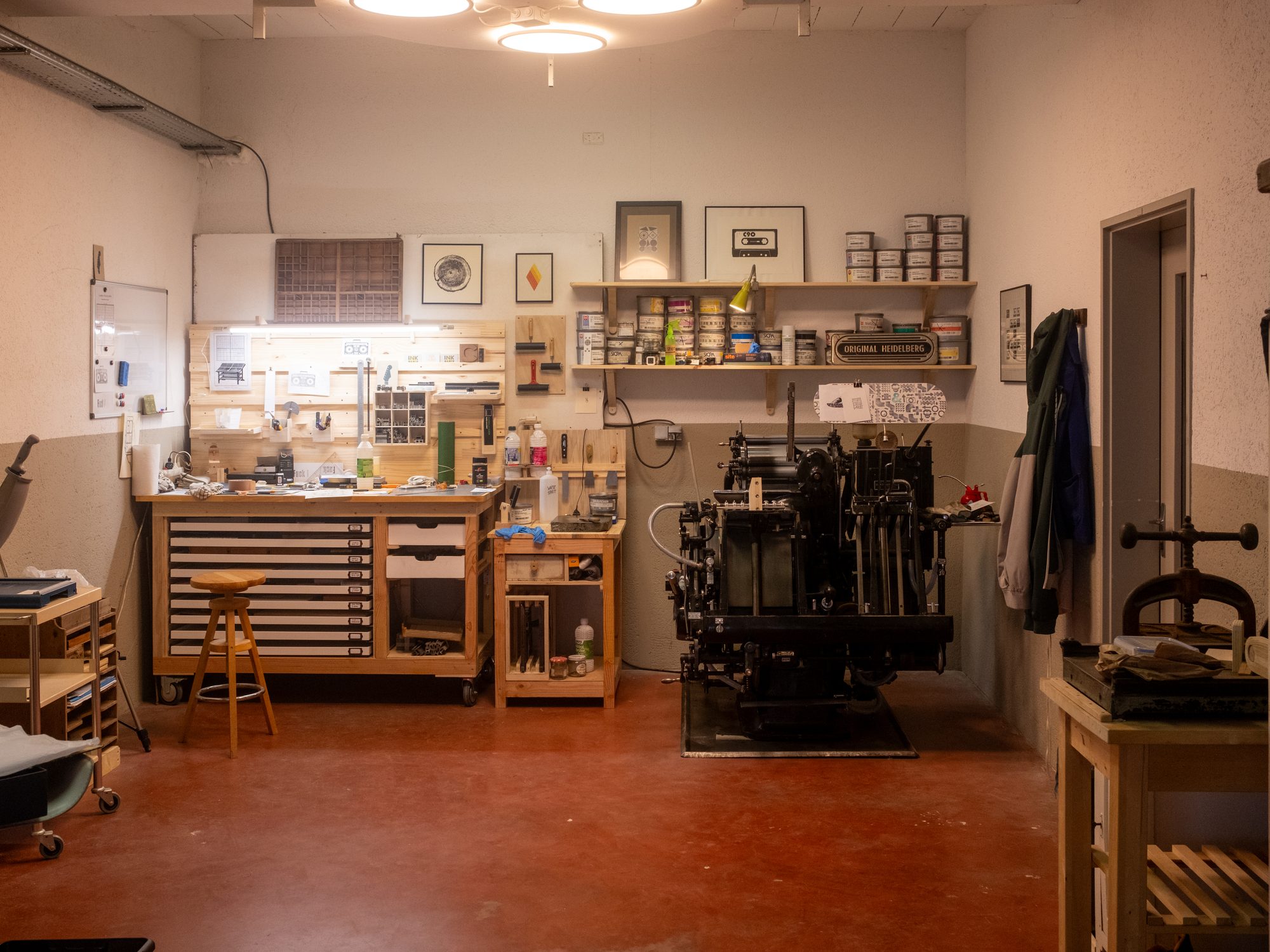 Atelier d’estampe avec une presse et des casses typographiques