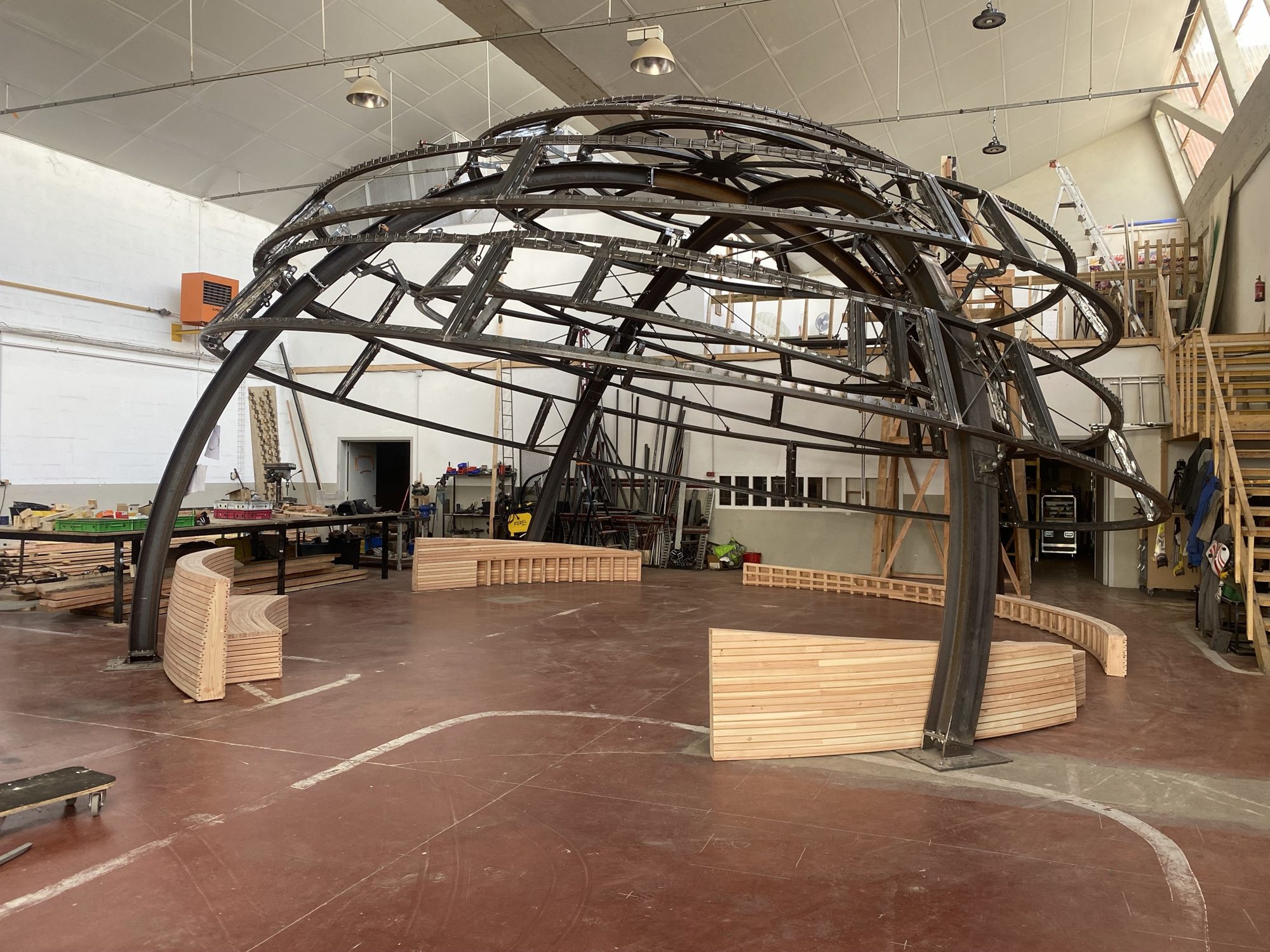 La structure en acier de Polaris assemblée au centre de l’atelier