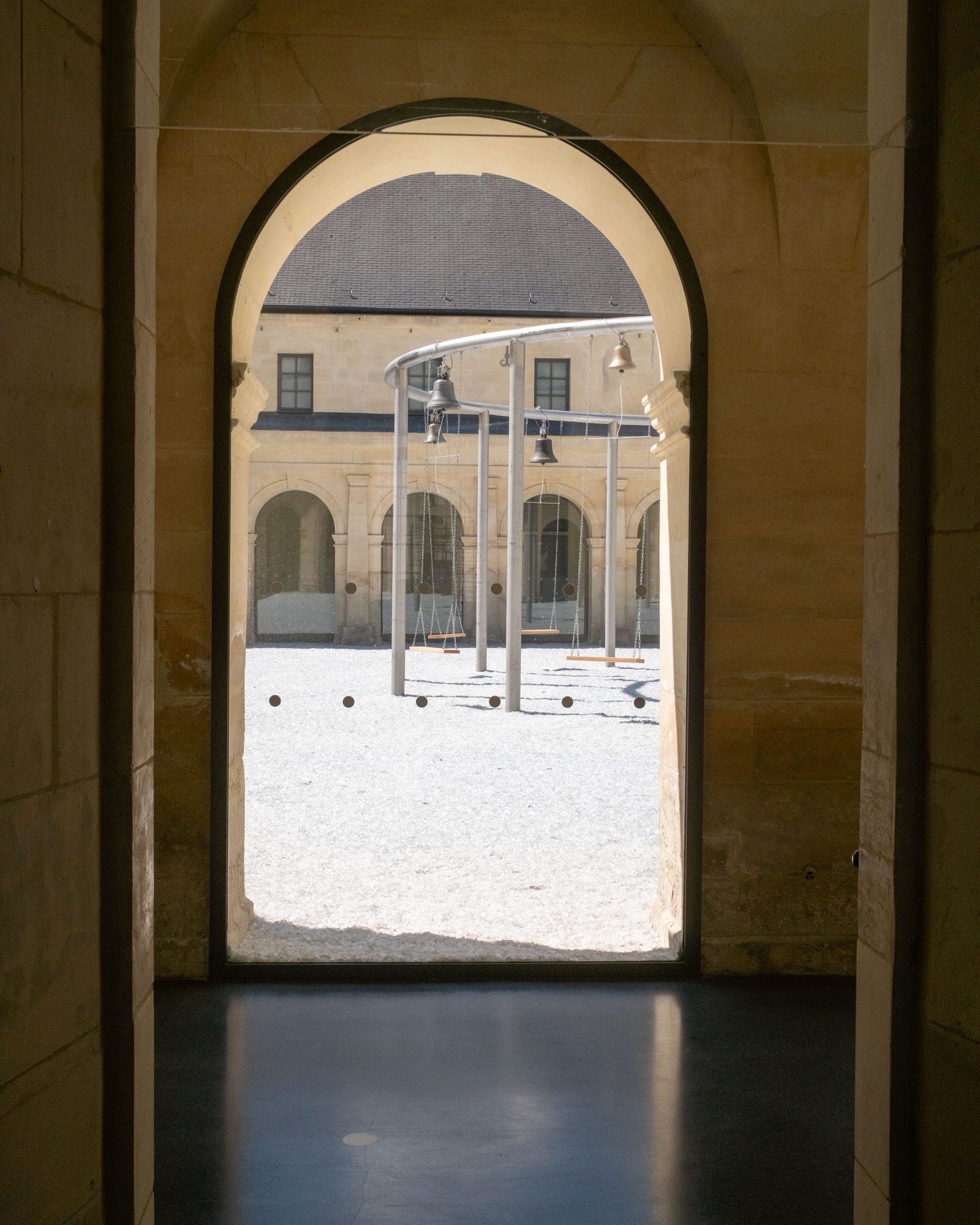 L’œuvre vue à travers une arche du cloître