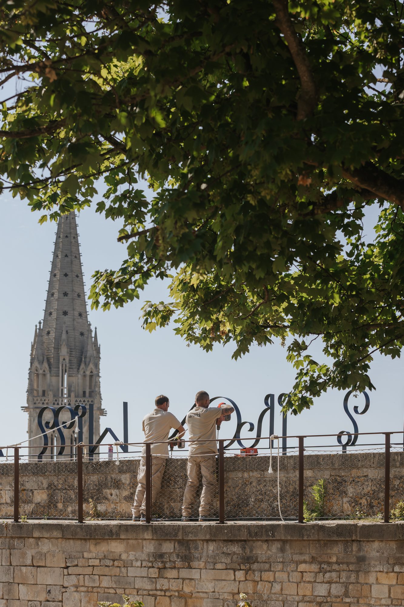 Visiteurs sur le rempart, flèche d’église au fond