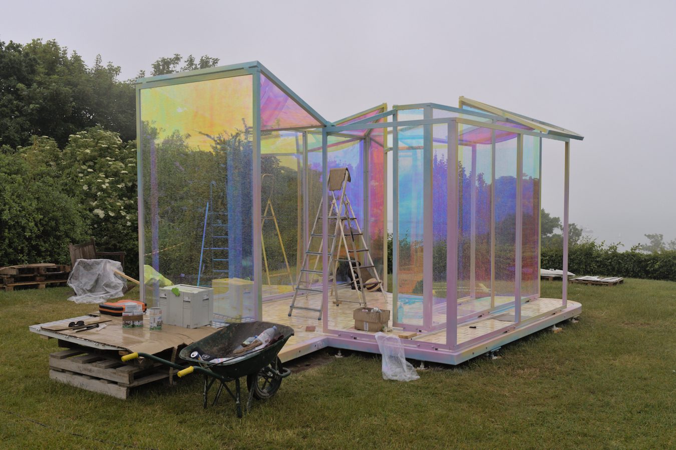 Le pavillon en cours de montage, outils au premier plan