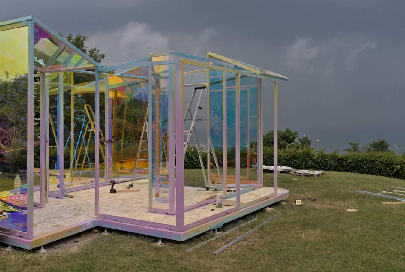 Le pavillon sous un ciel d’orage