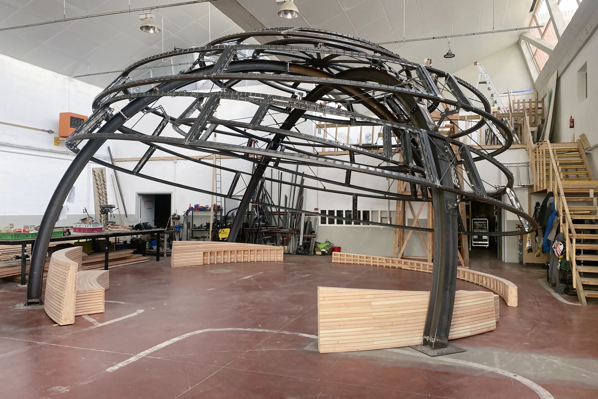 Structure d’arcs en cours d’assemblage dans l’atelier