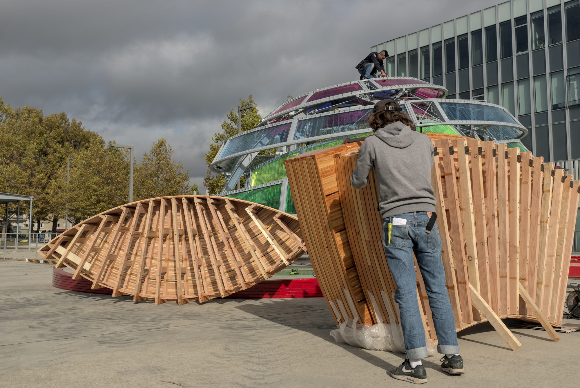 Assises en bois en cours de pose
