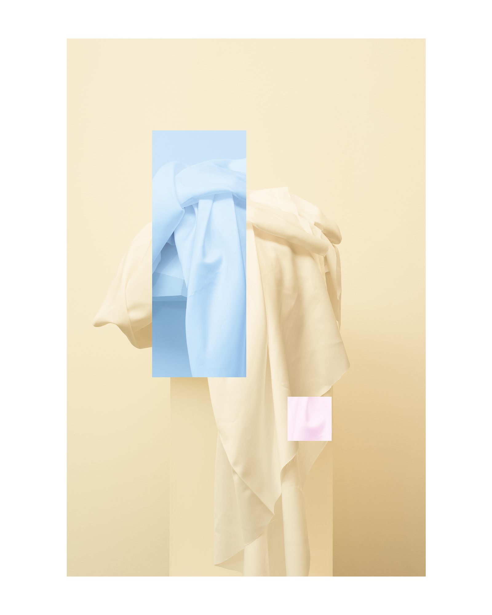 Drapé jaune traversé de rectangles colorés