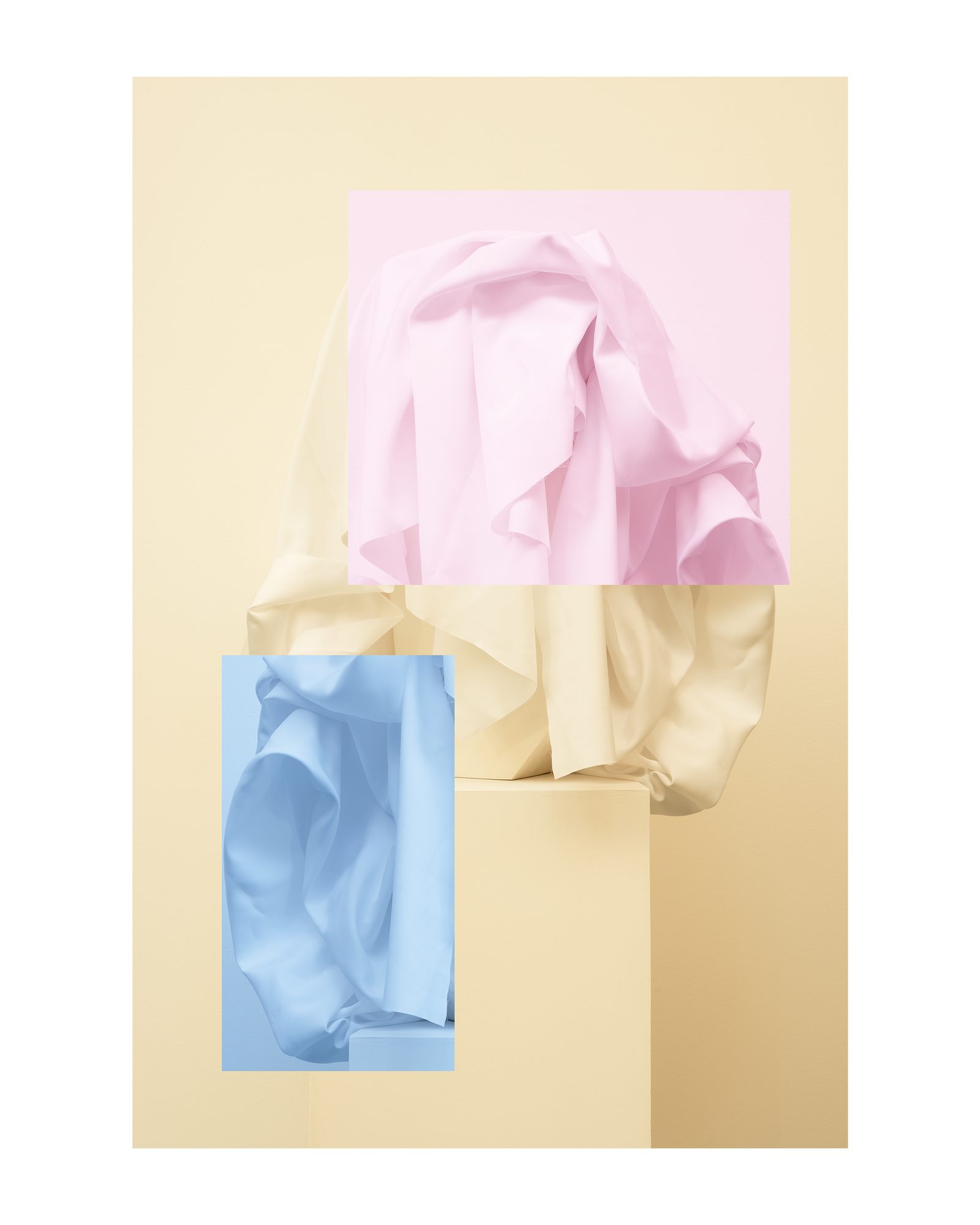 Drapé jaune traversé d’un rectangle bleu