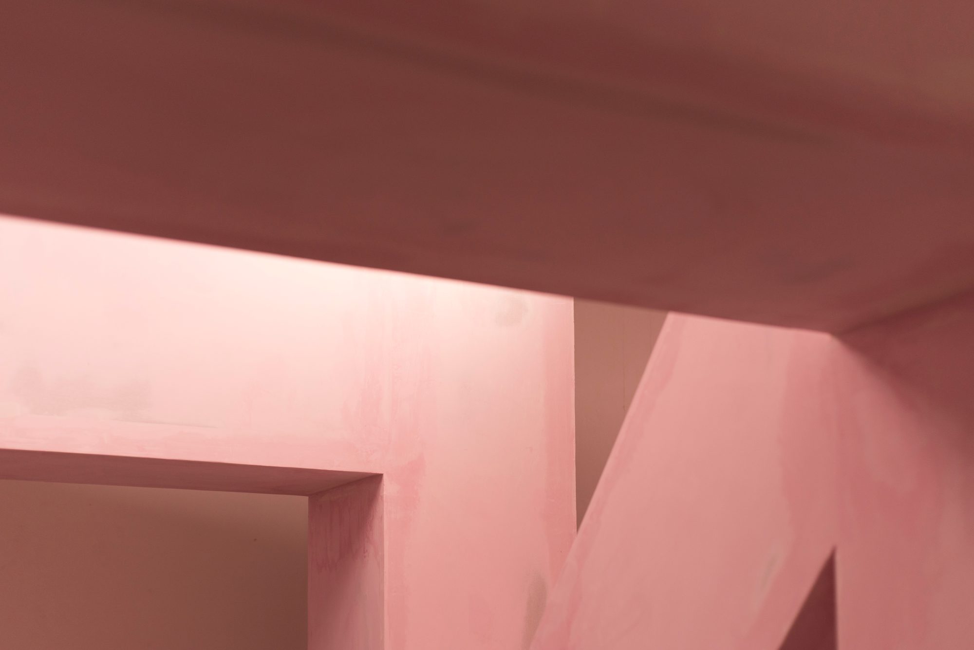 Détail de lumière sur la structure rose