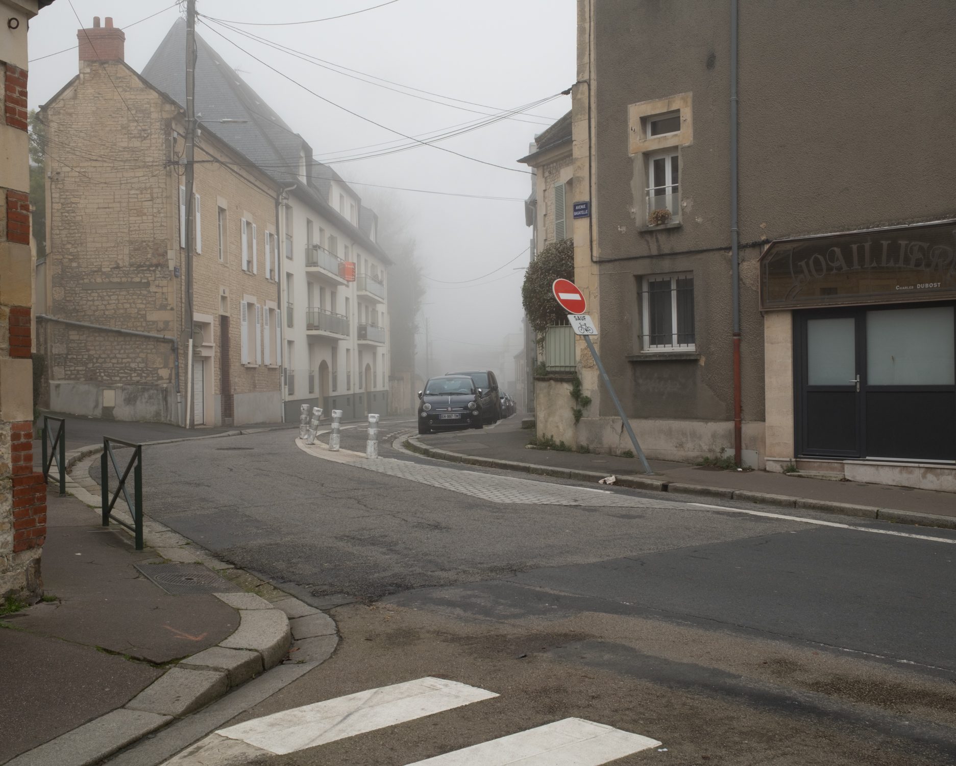 Rue en virage dans la brume