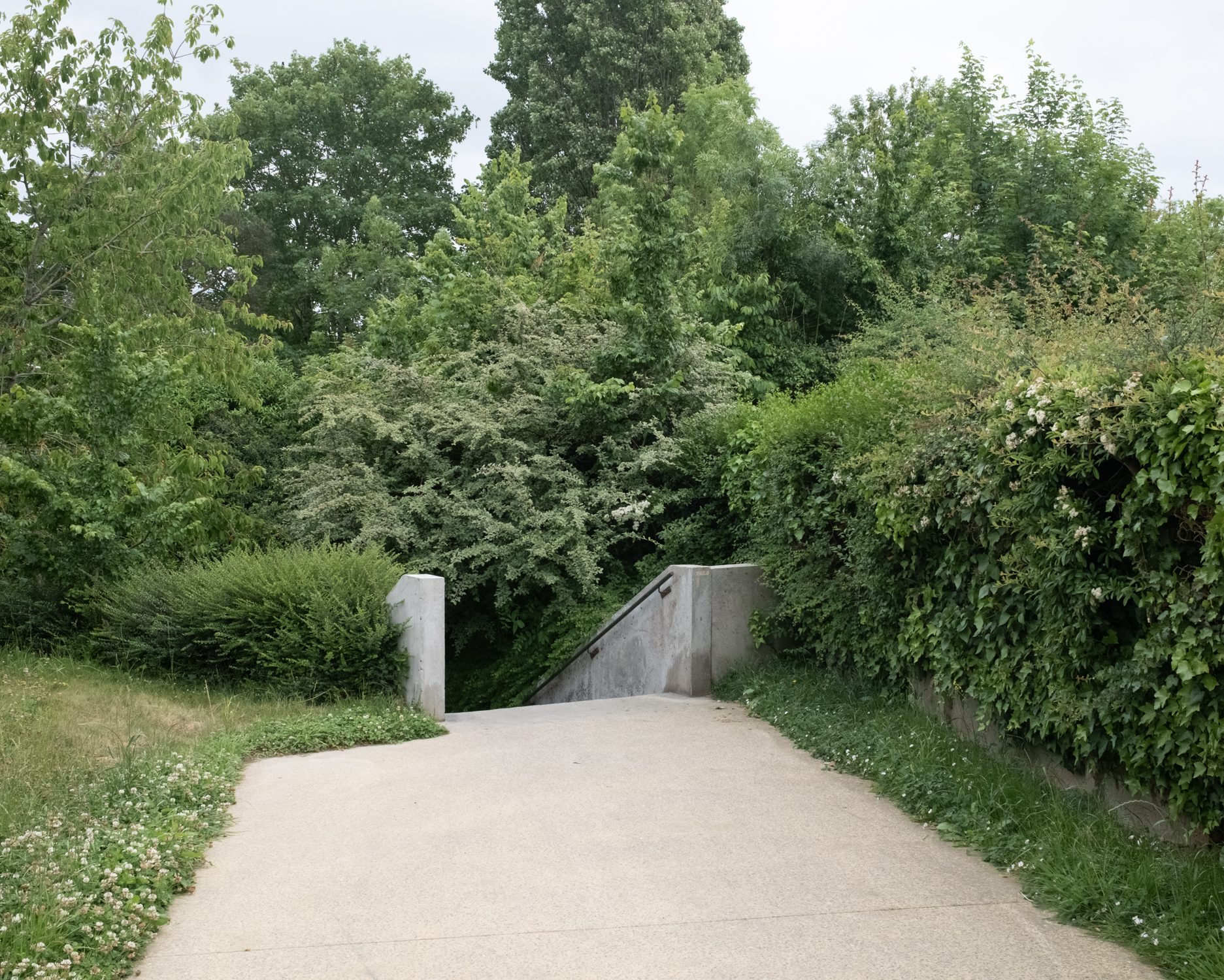 Sentier côtier le long d’un mur, mer au fond