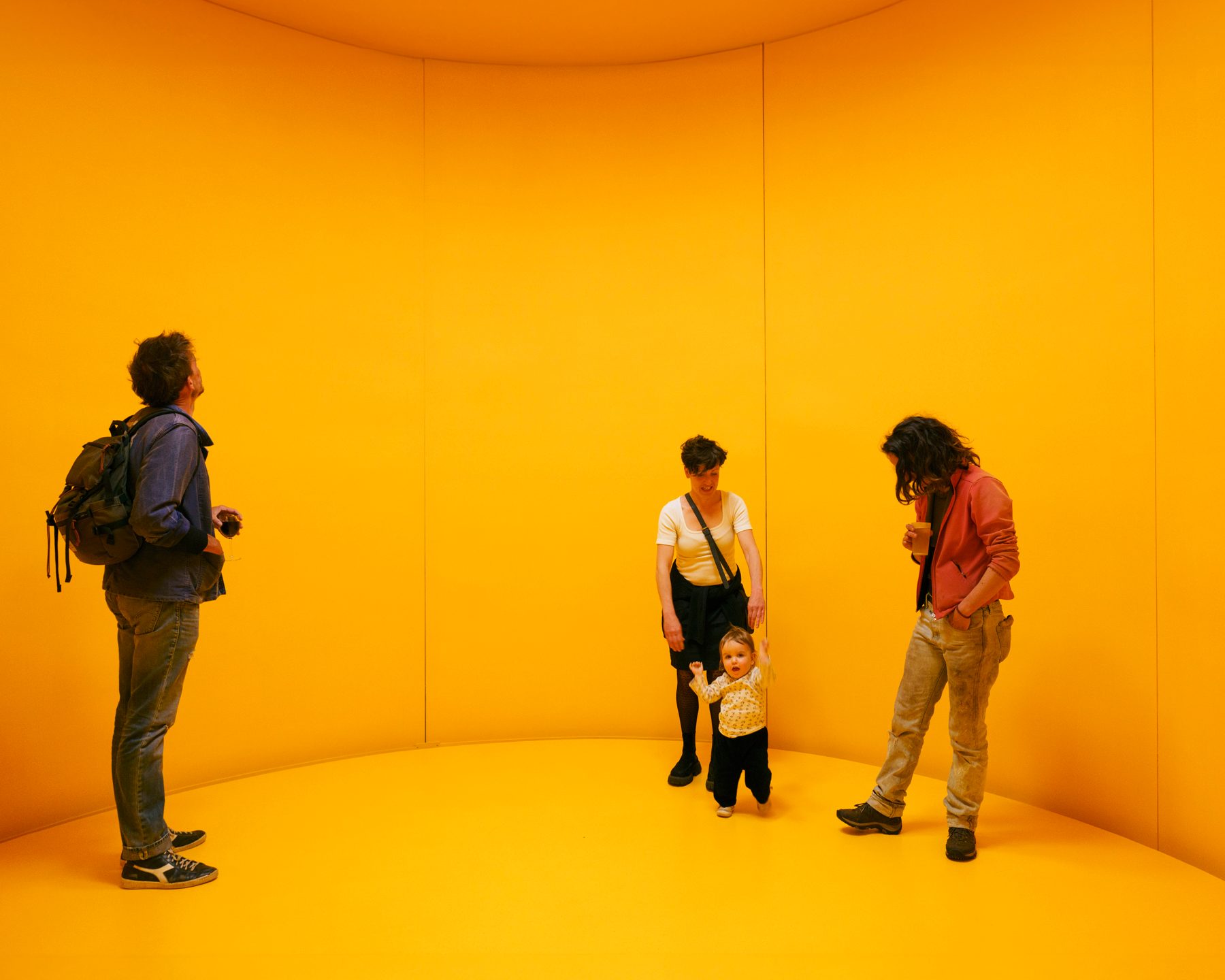 Visiteurs dans un espace circulaire entièrement orange