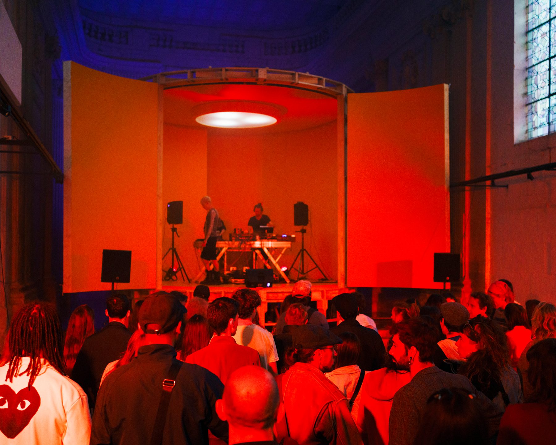 Concert devant le cylindre, baigné de rouge