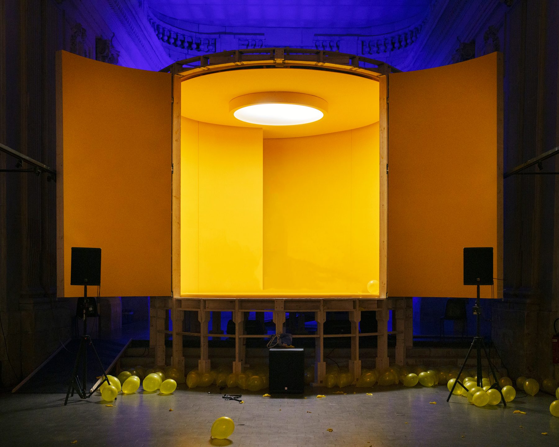 Cylindre ouvert sur un intérieur jaune