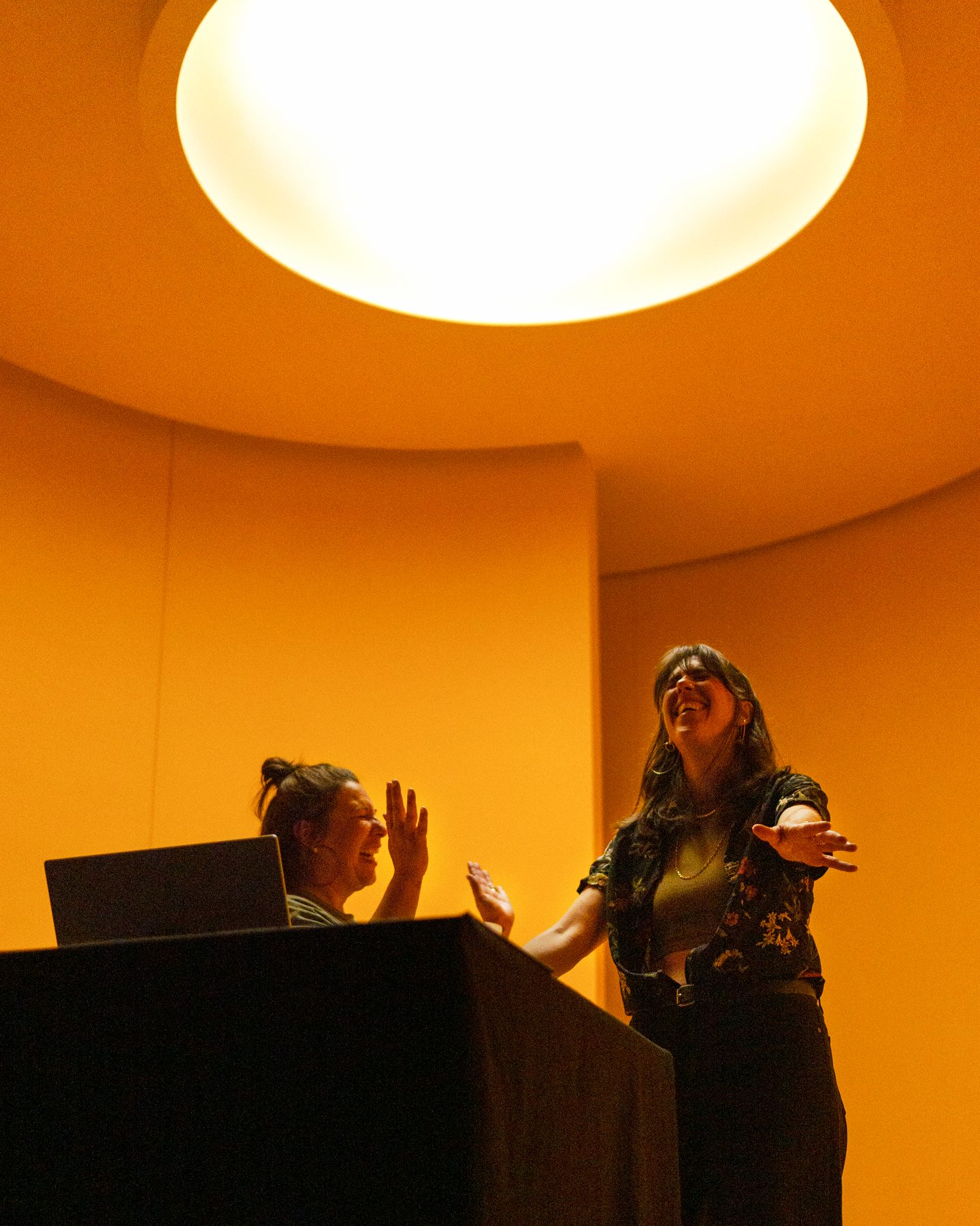 Performance sous l’oculus lumineux
