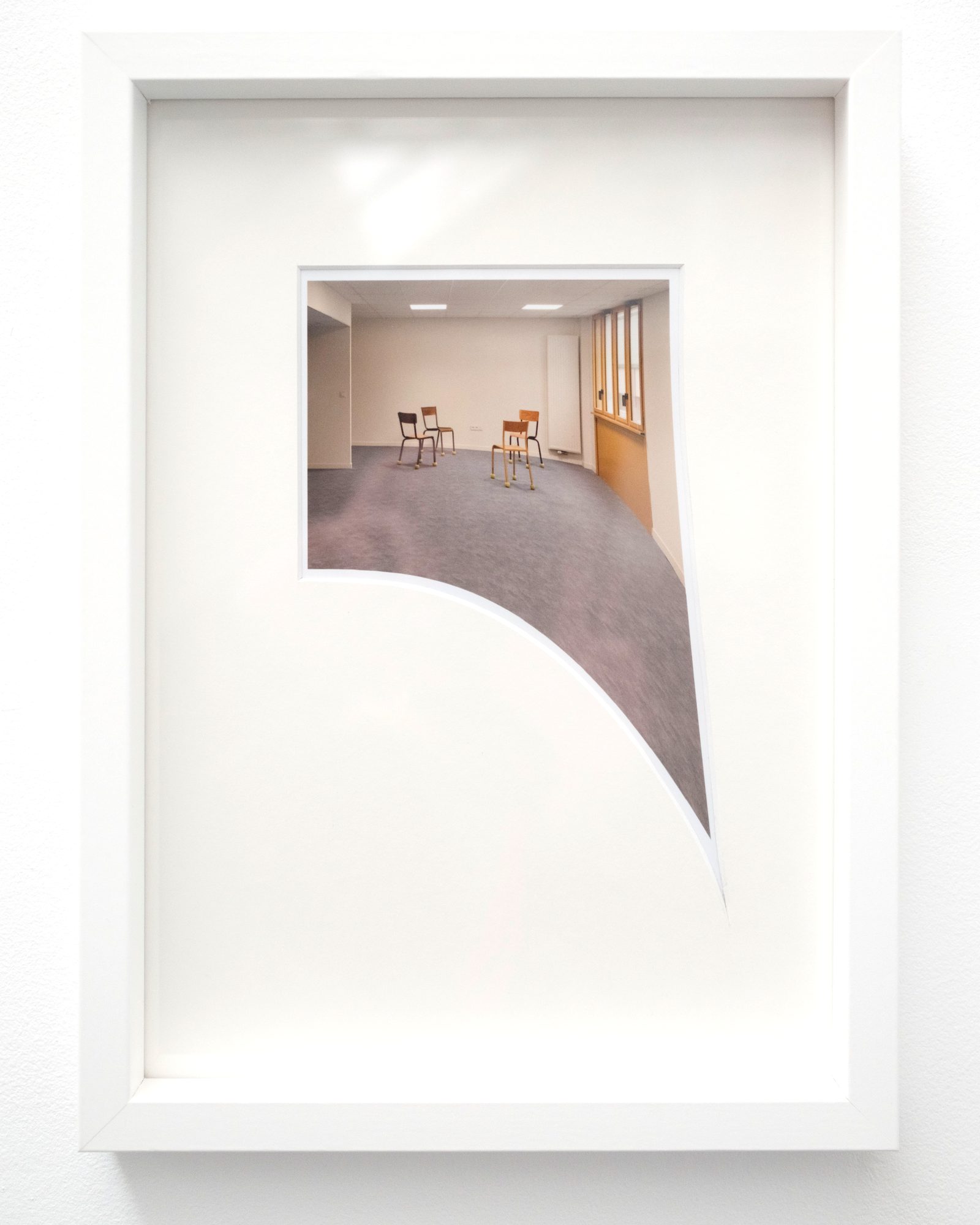 Photographie d’une salle dont le bas se déforme en courbe dans un passe-partout découpé